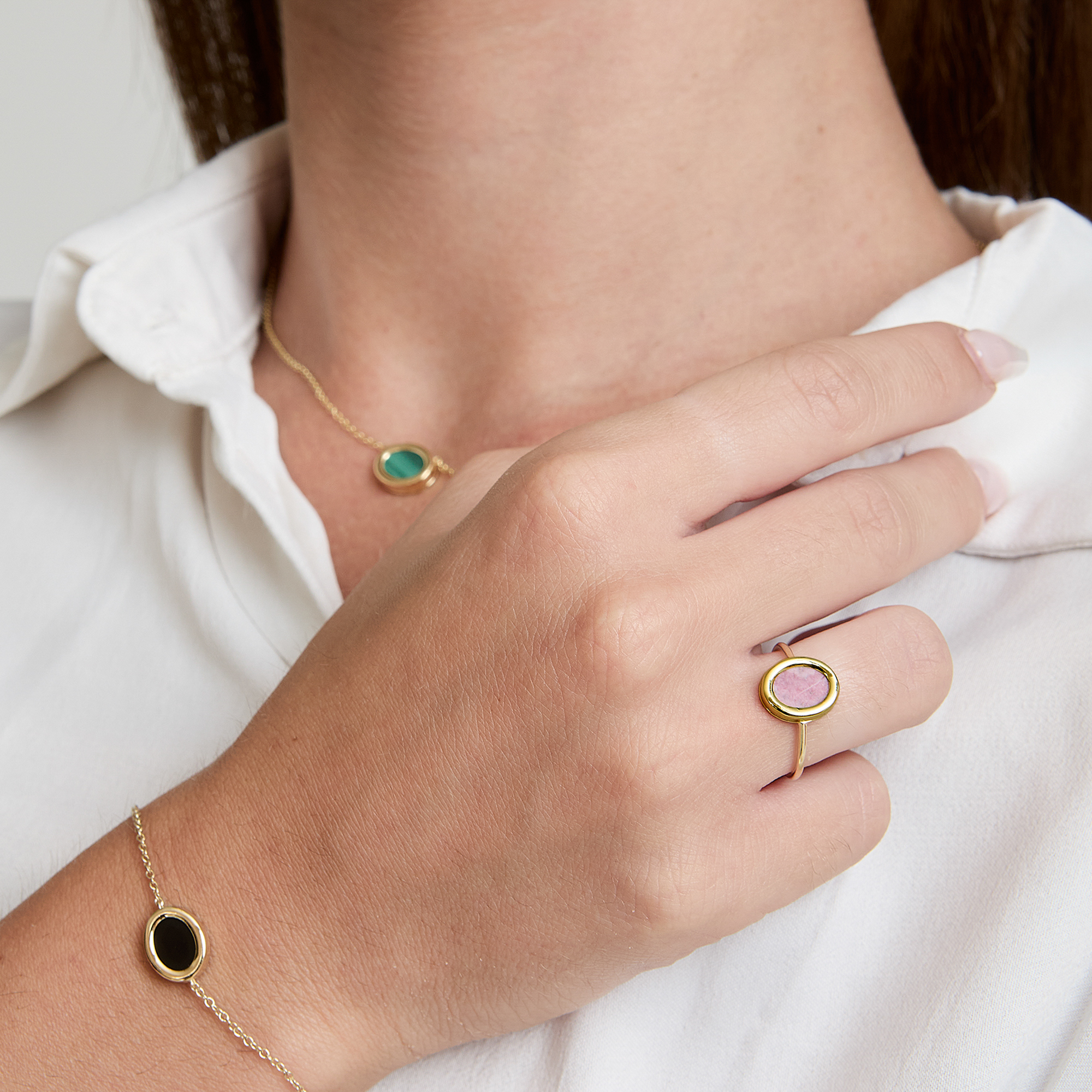 ANELLO IN ORO CON OVALE PRIMA MISURA IN PIETRA DURA
