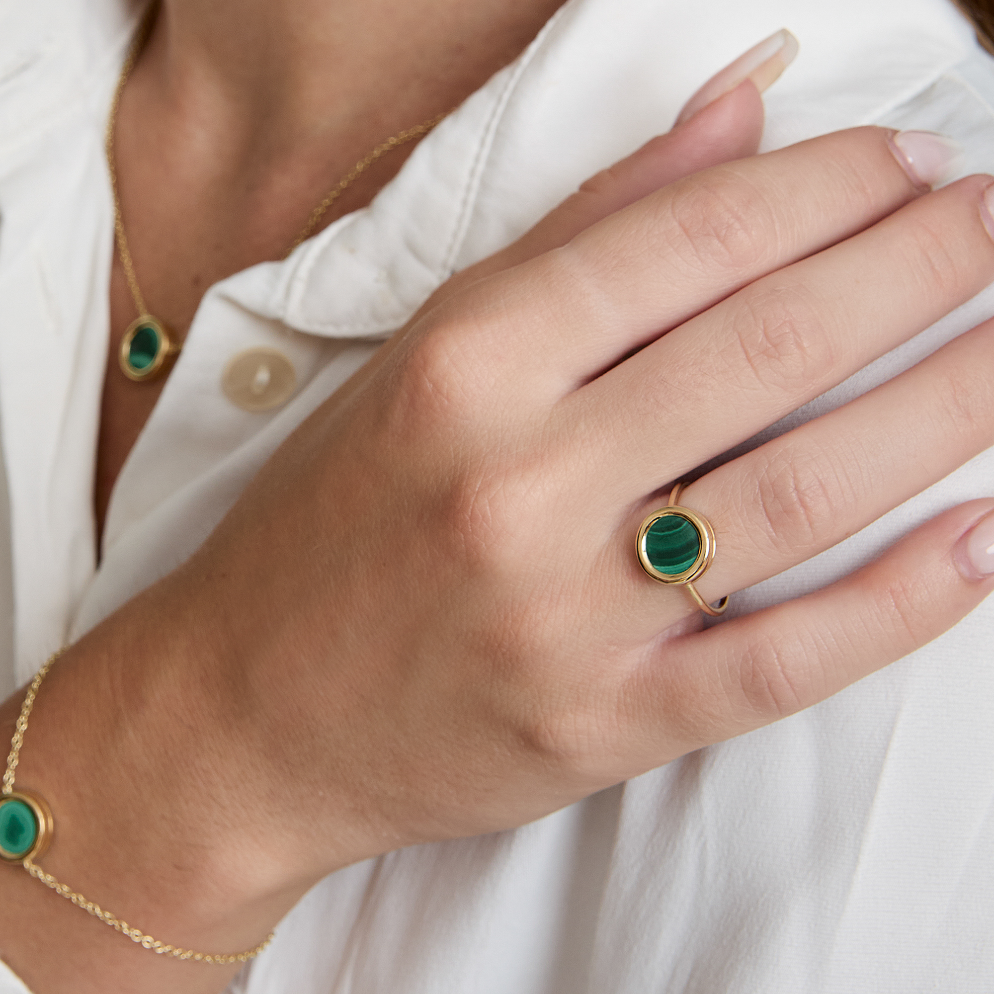 ANELLO IN ORO CON TONDO PRIMA MISURA IN PIETRA DURA