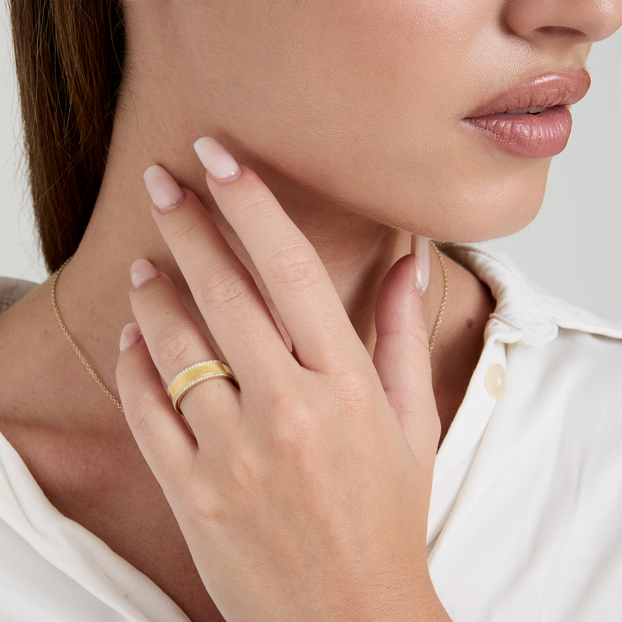 ANELLO FASCIA IN ORO CON BORDI IN BRILLANTI BIANCHI