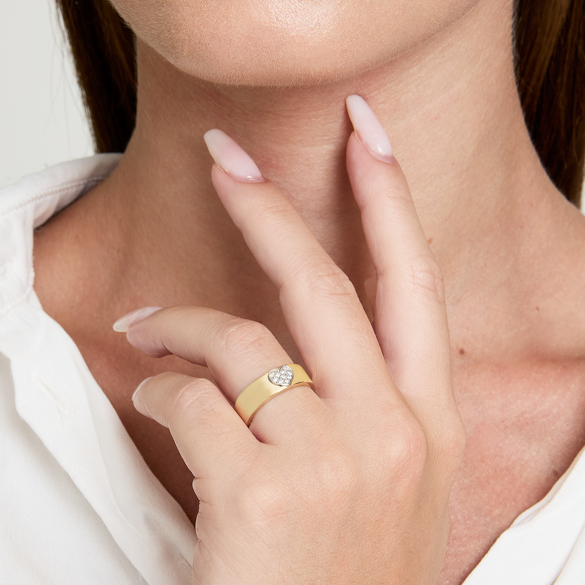 ANELLO FASCIA IN ORO CON CUORE IN BRILLANTI BIANCHI