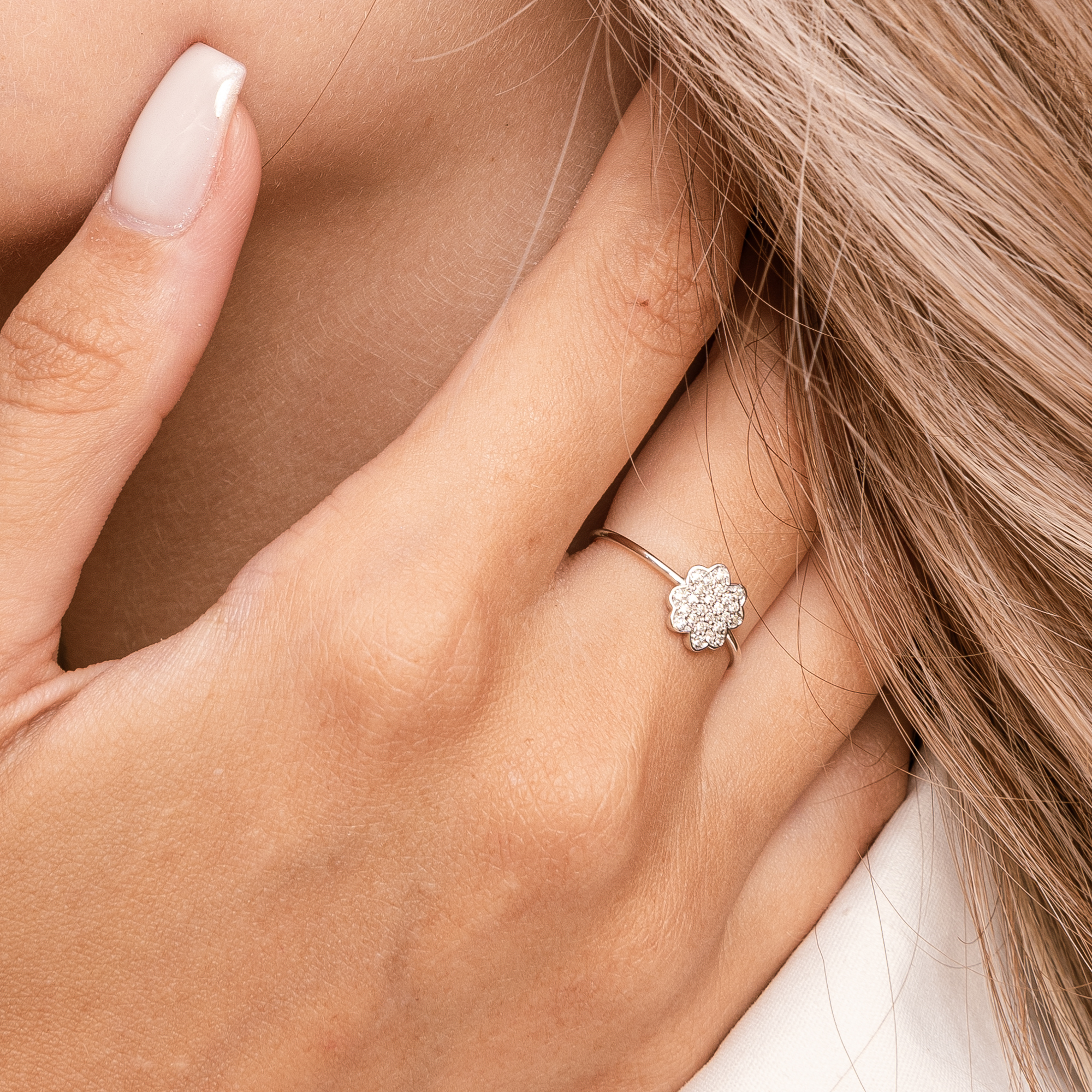 ANELLO IN ORO CON SIMBOLO QUADRIFOGLIO SECONDA MISURA IN BRILLANTI BIANCHI
