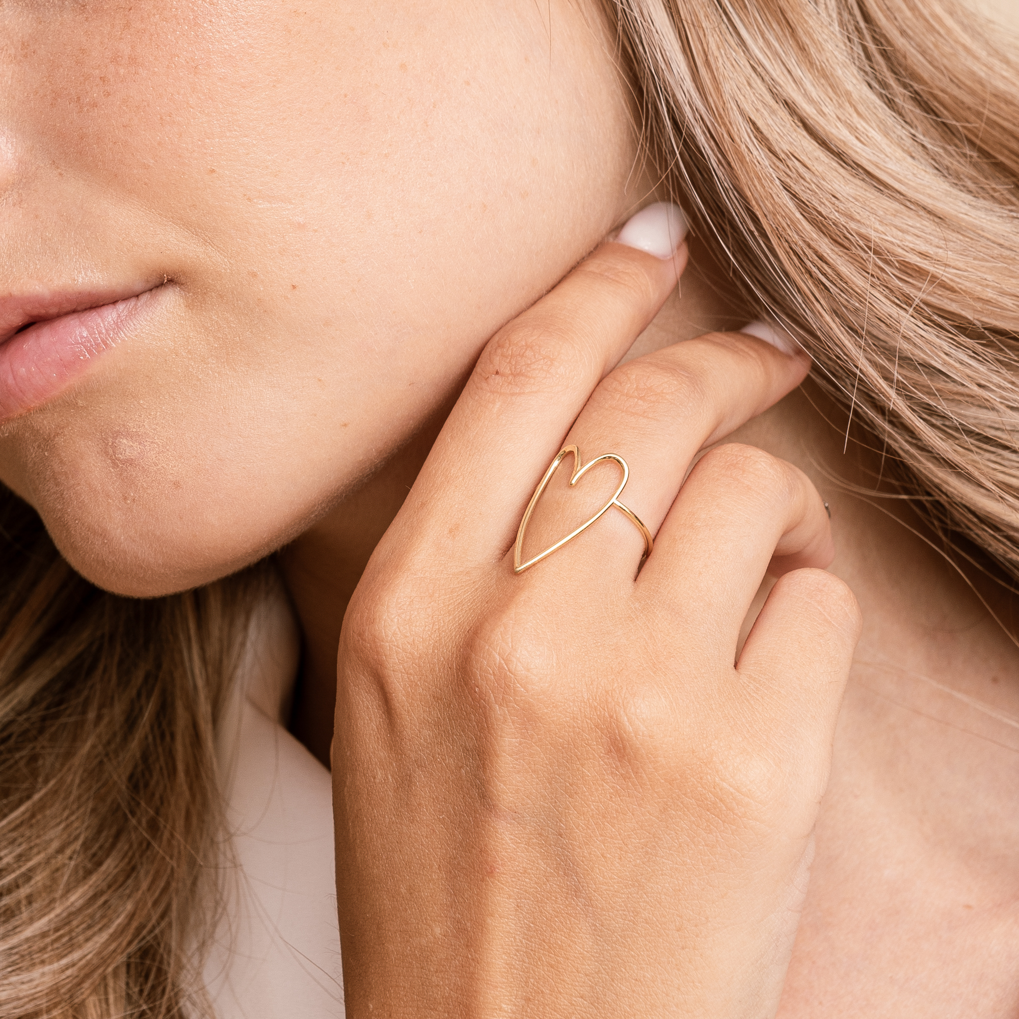 ANELLO IN ORO CON CUORE ALLUNGATO IN FILO
