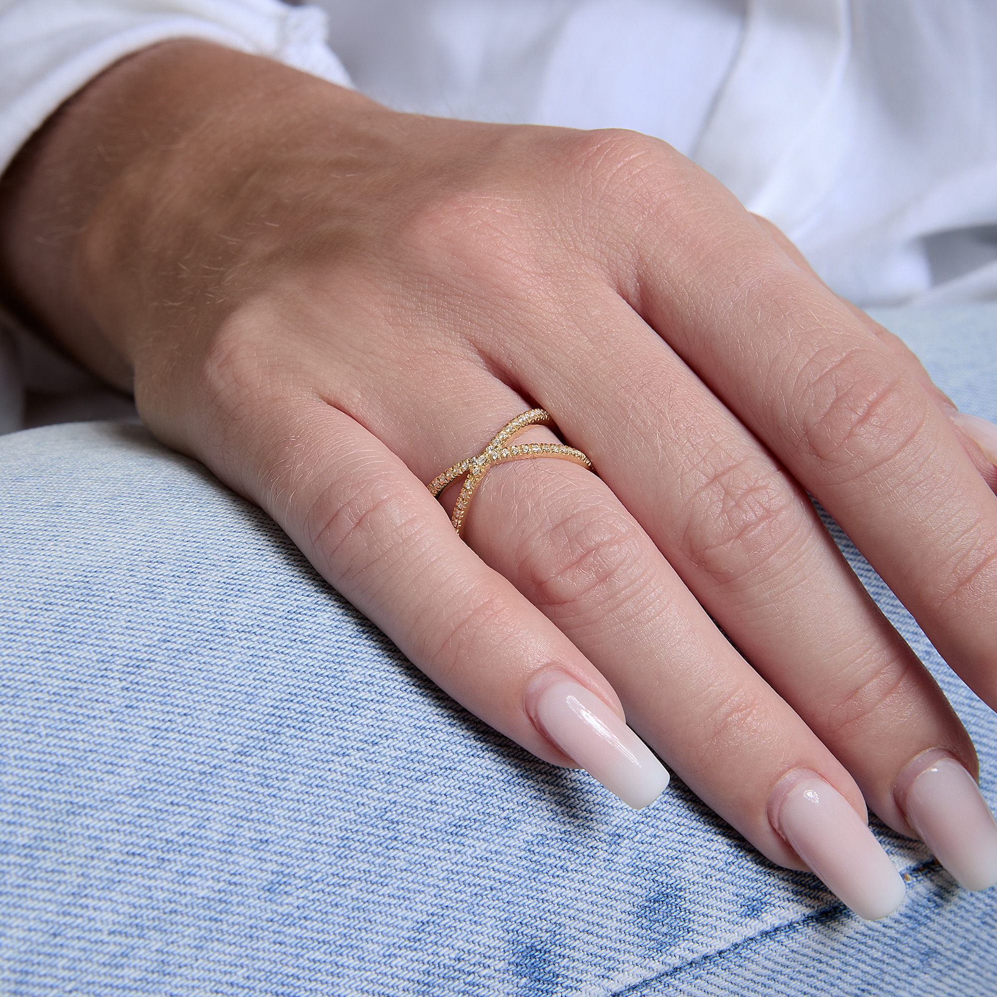 ANELLO IN ORO A FORMA DI X IN BRILLANTI BIANCHI