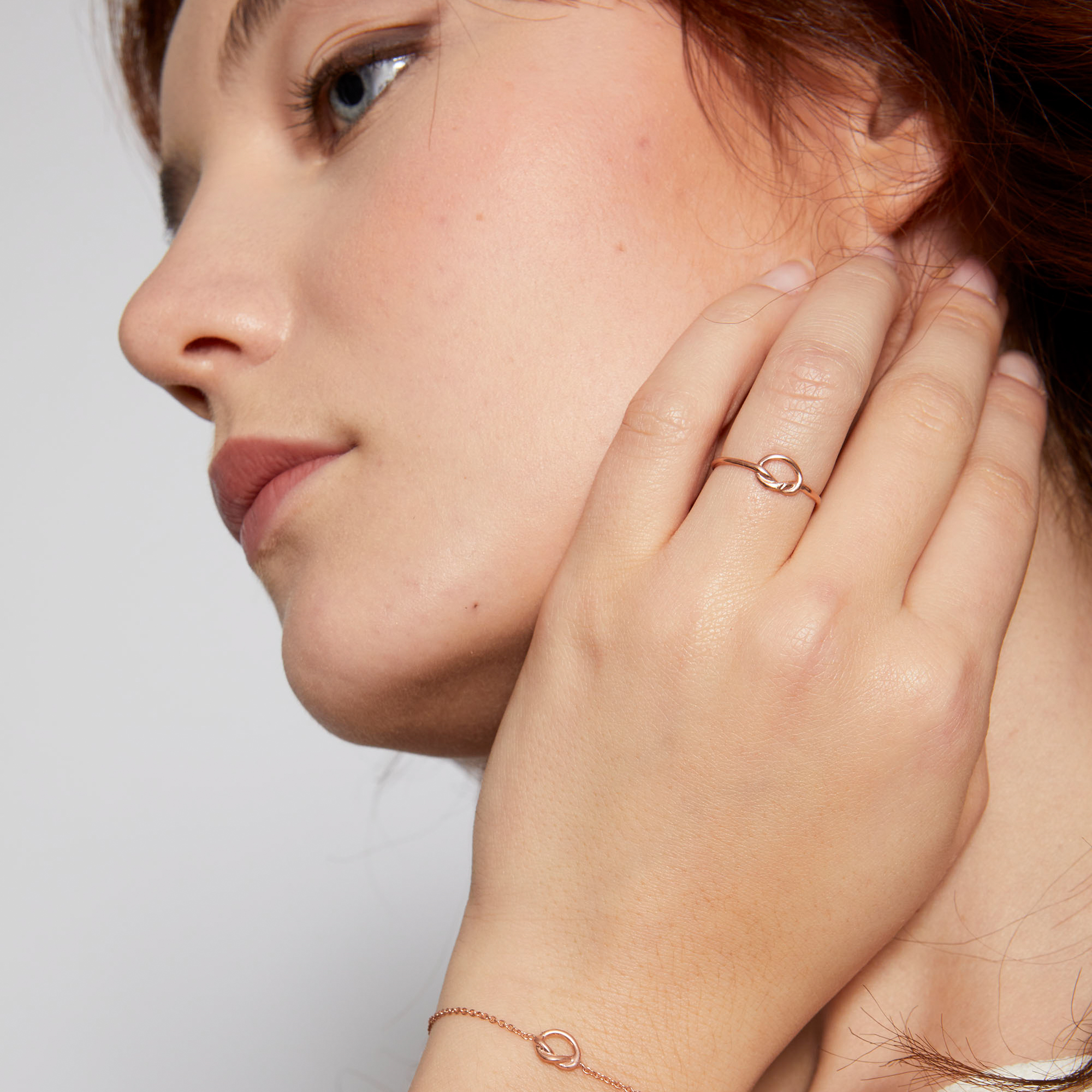 ANELLO IN ORO CON SIMBOLO NODO IN FILO