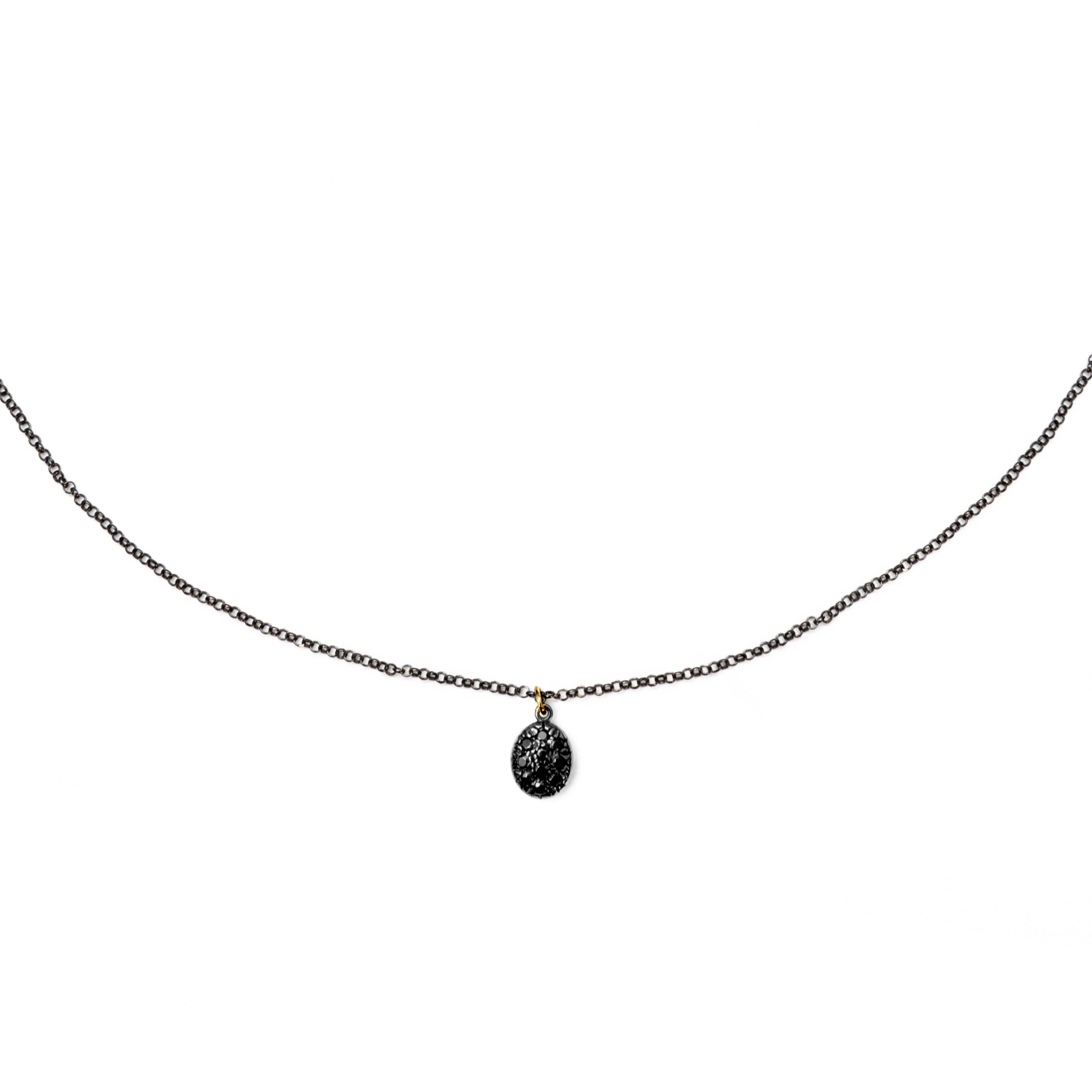 GIROCOLLO SU CATENA IN ARGENTO BRUNITO CON OVALE IN ORO E BRILLANTI NERI